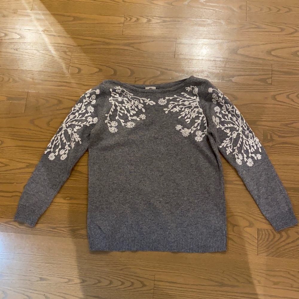 Sweater with floral embroidery